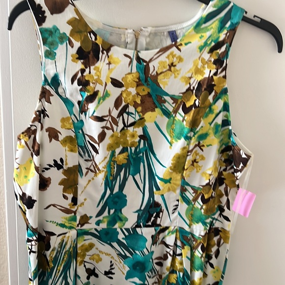 Beautiful dress colorful ready for springtime - Picture 2 of 3